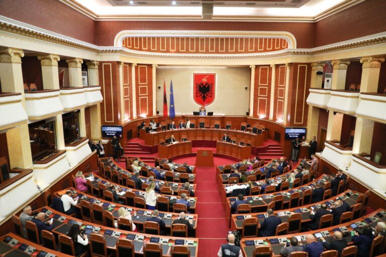 Mblidhet sot Kuvendi në seancë plenare, ja çfarë pritet të diskutohet