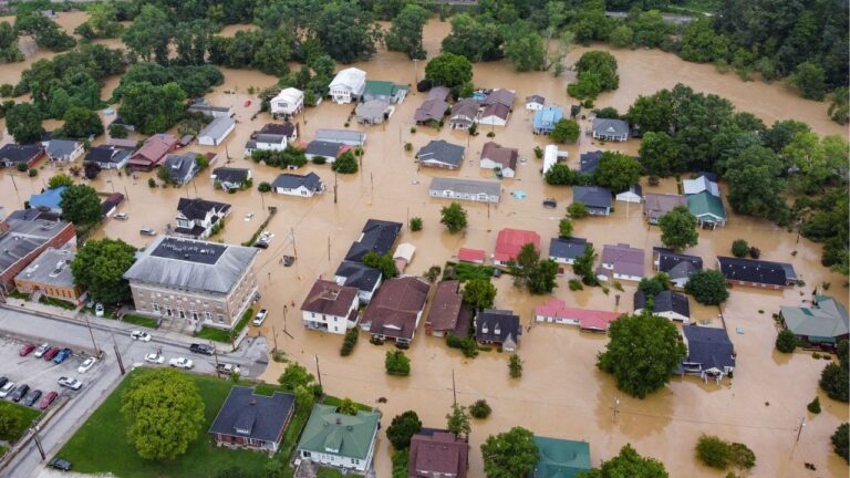 E rëndë/ Përmbytjet bëjnë kërdinë. Mamaja dhe fëmija gjendet të pajetë pranë njëri-tjetrit