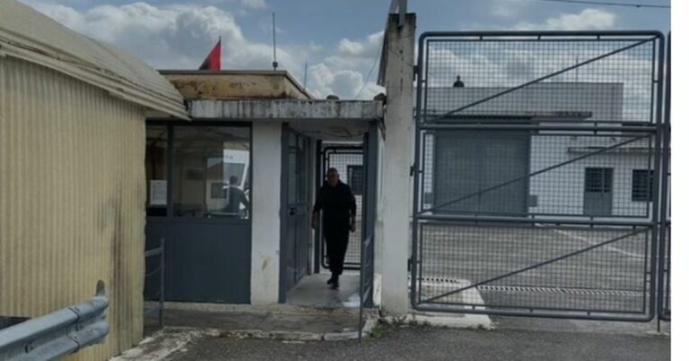 "Film aksion"/ Gardiani mendon për të mirën e të dënuarve. Fluturon në tarracë qesen me kokainë dhe celularë