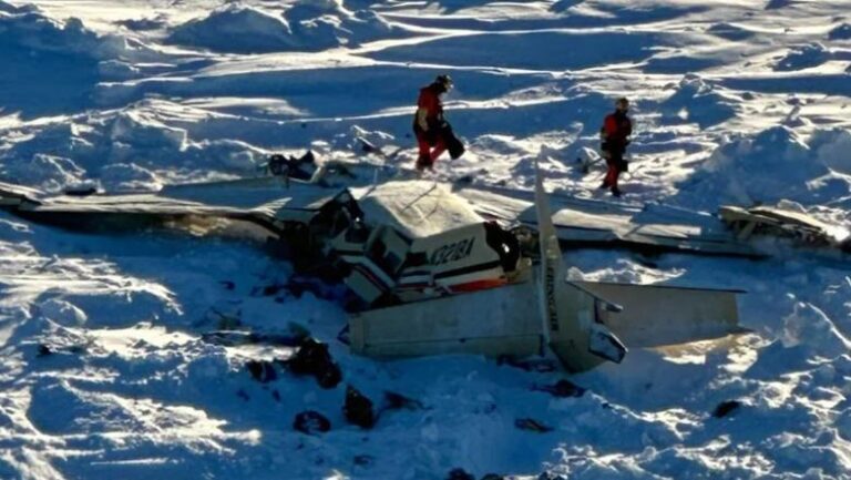 Tragjedi/ Avioni rrëzohet në mes të hiçit. Viktimat gjenden me kokë në dëborë