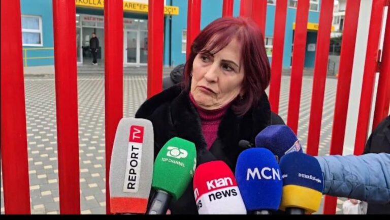 14-vjeçari u prek nga meningiti akut/ Drejtoresha e shkollës: Bëra kërkesë për dezinfektim. S’na u përgjigj njeri 14-vjeçari u prek nga meningiti akut/ Drejtoresha e shkollës mes lotësh: Bëra kërkesë për dezinfektim, s'na u përgjigj njeri
