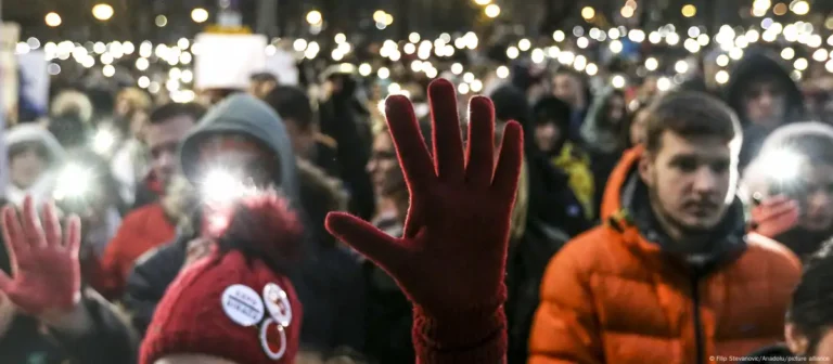 Deputetët gjermanë: Vuçiç duhet të dëgjojë protestuesit!