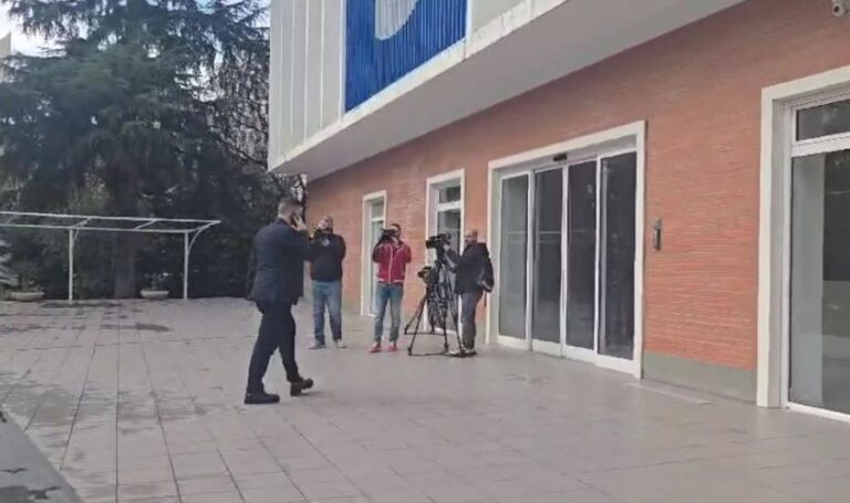 Negociatat me aleatët/ Blushi sërish në selinë blu, PL kërkon më shumë kandidatë në listat e sigurta