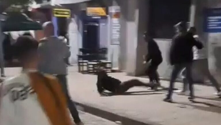 Plas grushti mes nxënësve. Shokët e tyre bëjnë tifozeri