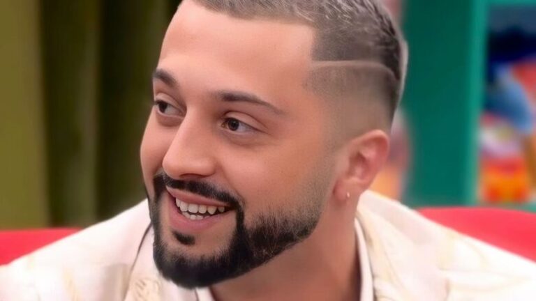 Dita e Pavarësisë/ Gjesti krijon një tjetër atmosferë në shtëpi. Banorët ia marrin këngës (VIDEO)