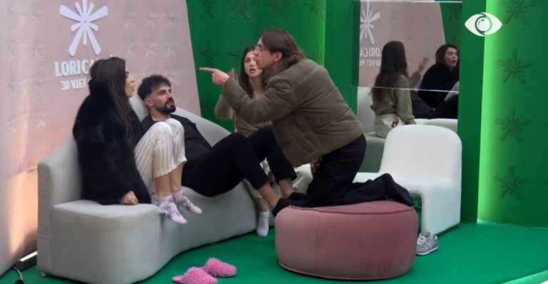 "Ti s'di as të lexosh"/ Ola nuk kursehet ndaj Vserlos: Ti urren veten se je gay (VIDEO)