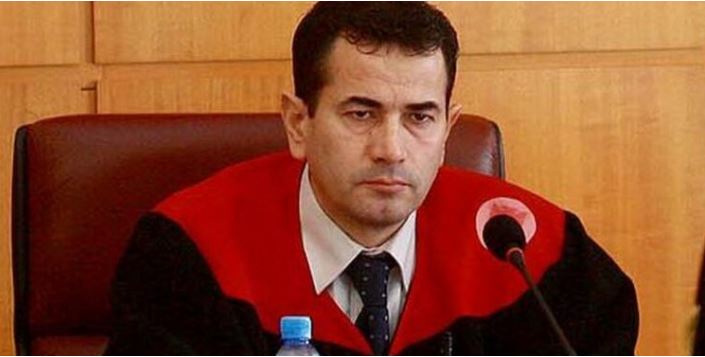 Dënimi me burg e pezullim/ Ish-kreu i Kushtetueses Bashkim Dedja s’do jetë më as avokat Dënimi me burg e pezullim/ Ish-kreu i Kushtetueses Bashkim Dedja s'do jetë më as avokat