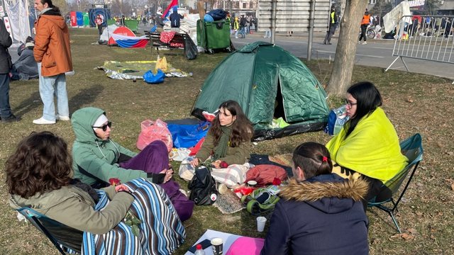 Studentët kalojnë natën afër urës së bllokuar në Novi Sad Studentët kalojnë natën afër urës së bllokuar në Novi Sad