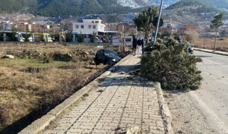 Aksident i frikshëm/ "Benzi" me shpejtësi skëterrë përplas këmbësoren. Përfundon në kanal
