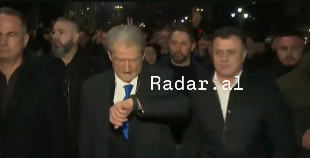 30 minuta me vonesë nga orari zyrtar, Berisha në "ankth", momenti kur sheh orën