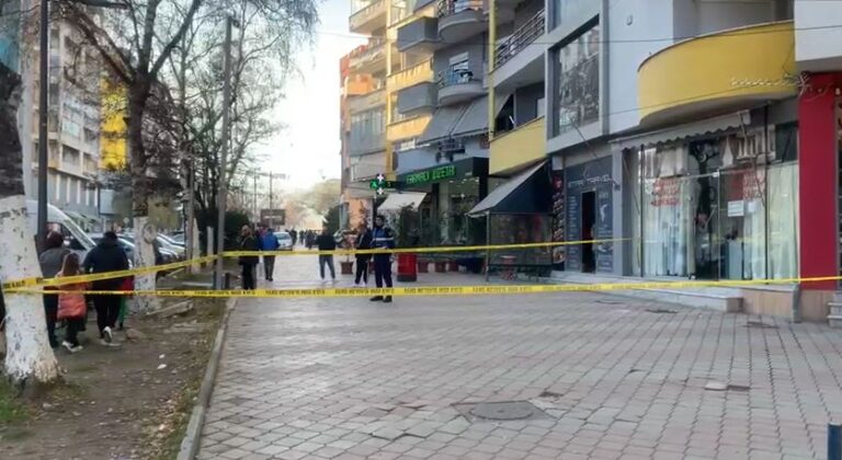 I moshuari humbet ekuilibrin. Bie nga tarraca e shtëpisë