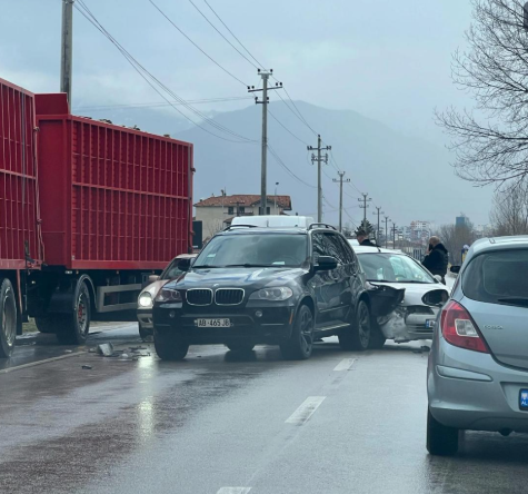 LAJM I FUNDIT/ Aksident i trefishtë. Dalin detajet e para LAJM I FUNDIT/ Aksident i trefishtë në autostradë. Detajet e para