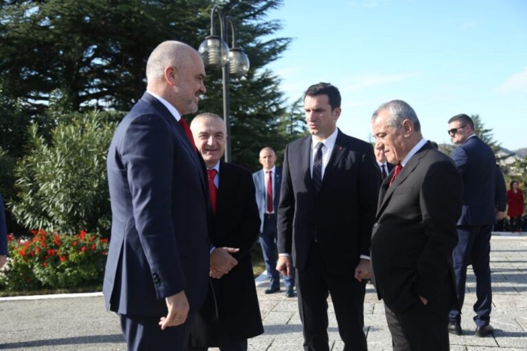 "Fshiu fotot me Sorosin"/ Meta reagon ashpër: Rama po ia faturon fajet Erion Veliajt