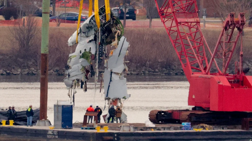 Tragjedia ajrore e “American Airlines”/ Arrestohen dy punonjës të aeroportit të Washington-it (AKUZAT)