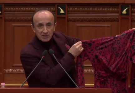 "Gratë e këtyre duan rroba 3 mijë euro”/ Dashnor Sula vjen me fustan në Kuvend: Gratë e këtyre e duan mbi 3 mijë euro