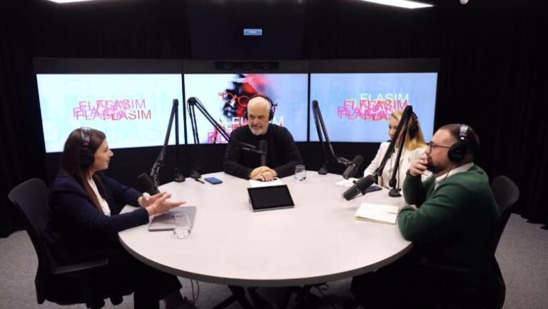 Plasin të qeshurat mes të ftuarve. Rama-Muzhaqit: Je bërë meme Plasin të qeshurat mes të ftuarve. Rama-Muzhaqit: Je bërë meme
