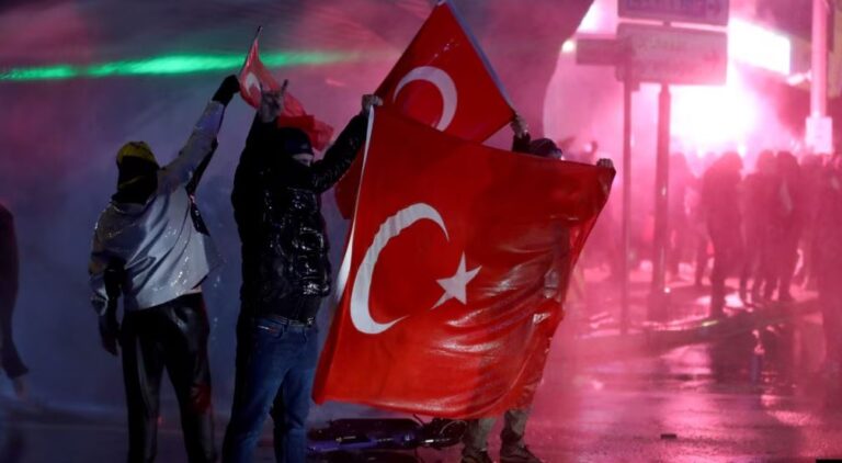 Protestat në Turqi, policia ndalon nëntë gazetarë Protestat në Turqi, policia ndalon nëntë gazetarë