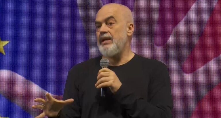 Rama ironizon opozitën: Kush do ju fusë në BE bufi apo Luli Rama ironizon opozitën: Kush do ju fusë në BE bufi apo Luli
