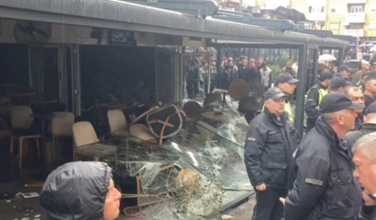 59 të rinj humbën jetën në disko. Familjarët e tyre përmbysin vendin