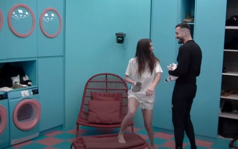 “Mos më fol ashtu”/ Lori kap shapkën dhe “rreh” Jozin (VIDEO) "Mos më fol ashtu"/ Lori kap shapkën dhe "rreh" Jozin (VIDEO)