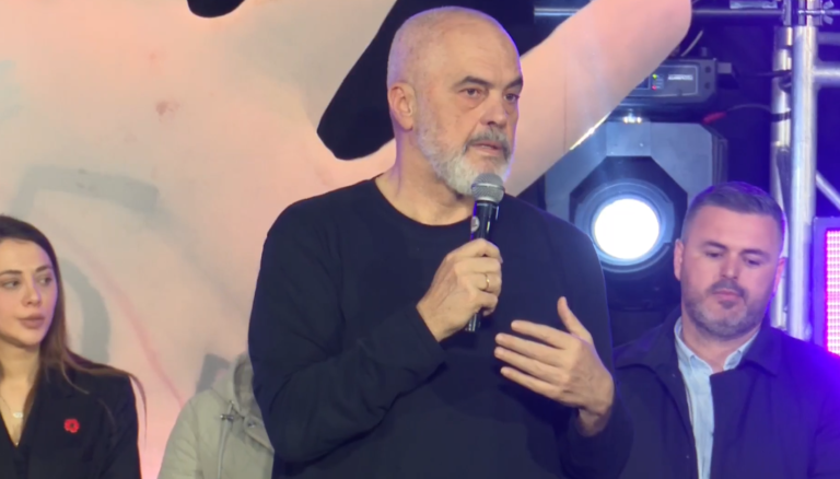 Rama në Vlorë: T’i lemë mustaqet e Kujtim Gjuzit. Ne synojmë BE Rama në Vlorë: T'i lemë mustaqet e Kujtim Gjuzit. Ne synojmë BE
