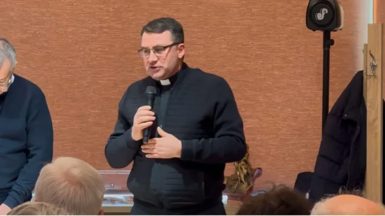 Famullitari: Politikanët, shtresa më injorante dhe më e ulët Famullitari: Politikanët, shtresa më injorante dhe më e ulët