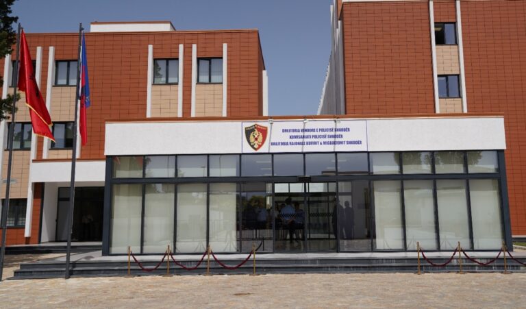 Qëlloi me ar*ë drejt gruas së tij, arrestohet 68-vjeçari (EMRI)