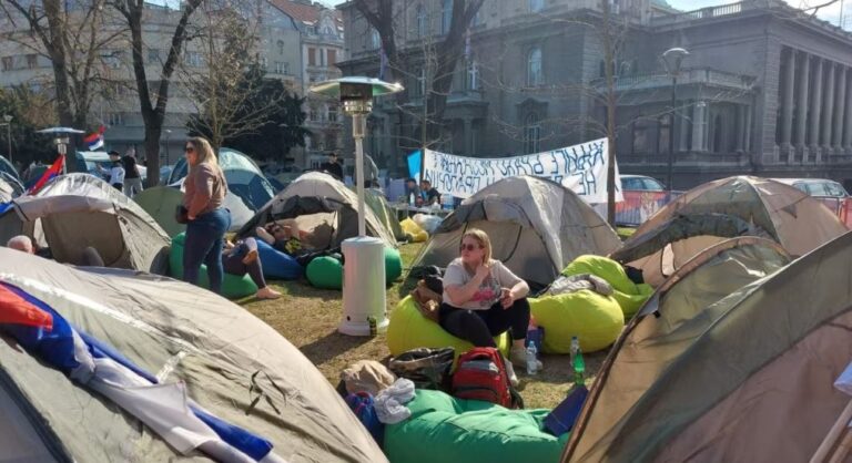 Serbë nga Kosova shkojnë në Beograd “për të mbrojtur presidentin”