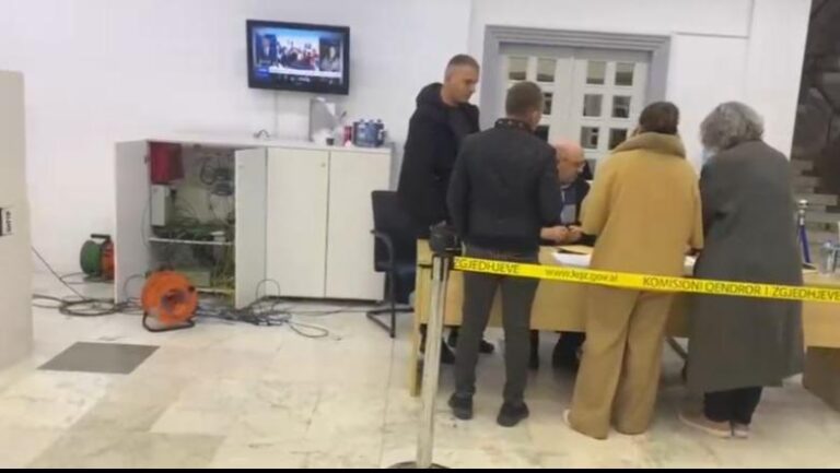 Mbyllen primaret në PD, pritet grumbullimi i gjithë kutive të Tiranës në seli