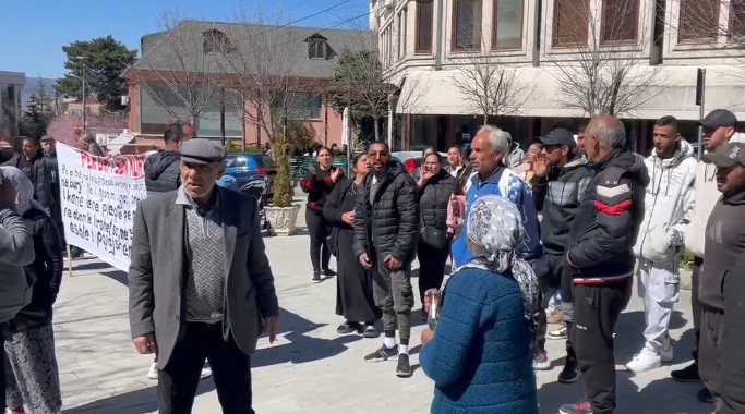 Në burg pse u bë baba nga bashkëjetuesja 13-vjeçare, avokati: Duhen kuptuar romët U bë baba nga bashkëjetuesja 13-vjeçare/ Protestë për Dritson Kurtin, avokati: Duhet kuptuar tradita e komunitetit rom