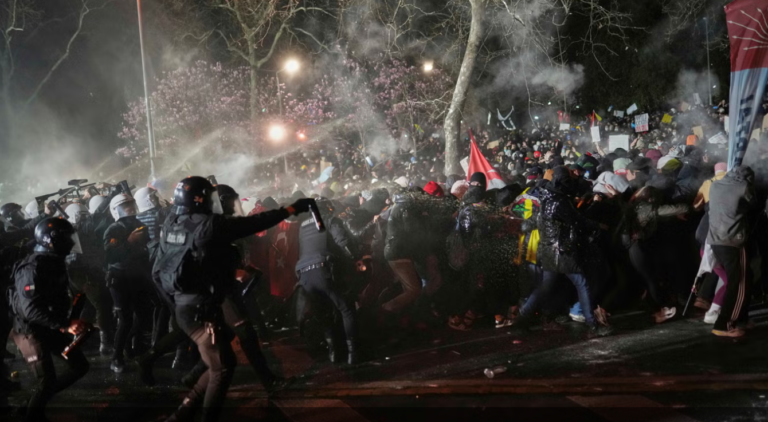 Arrestohen dhjetëra protestues në Turqi për “fyerje” ndaj Erdoganit