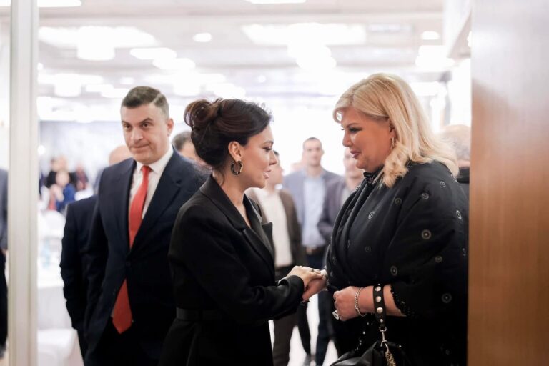 Iftari i parë i Ramazanit bën bashkë amerikanët, Spiropalin dhe Tedi Blushin