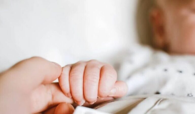 “Emigrojnë” edhe bebet/ Të rinjtë në diasporë po lindin më shumë