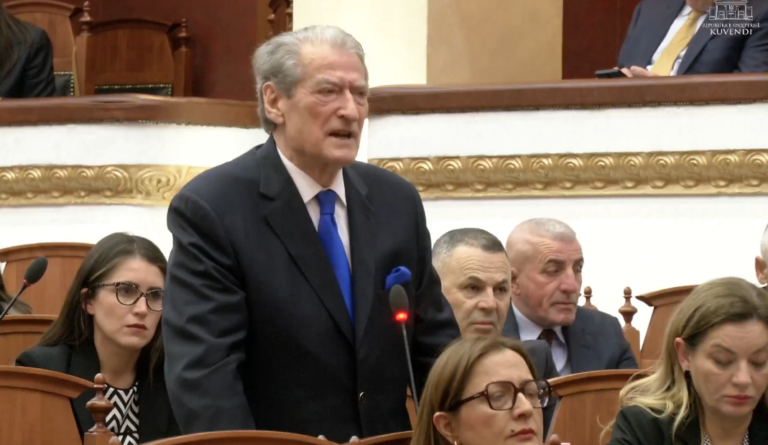 Një minutë heshtje për ish-deputetin. Berisha kritikon socialistët