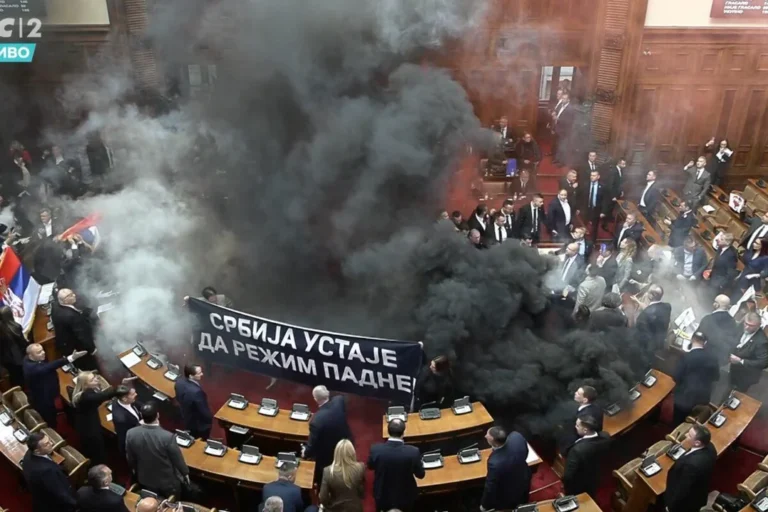 Përplasje në kuvendin e Serbisë, bomba me tym dhe kaos