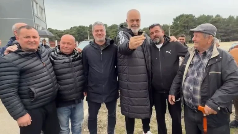 Rama merr dhuratë një tjetër buf: Qenka tamam, me sy blu