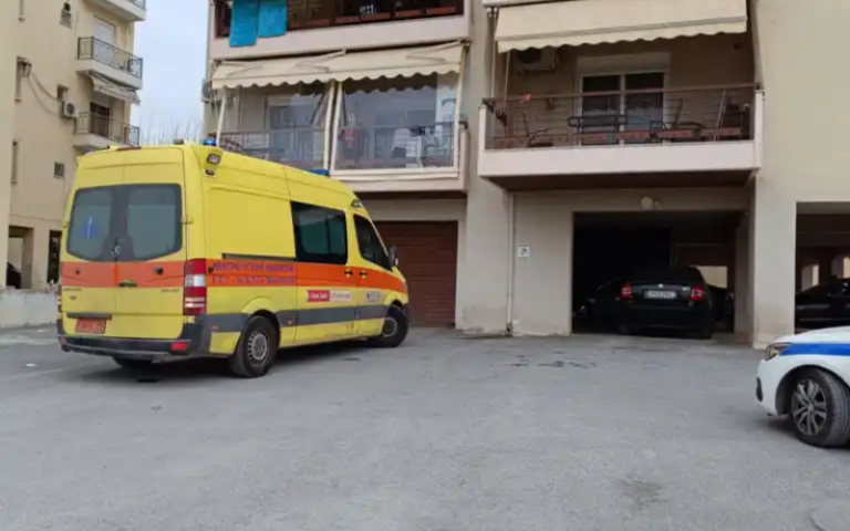 Gruaja doli e pla*osur në ballkon, burri e tërhoqi brenda dhe e vr*u