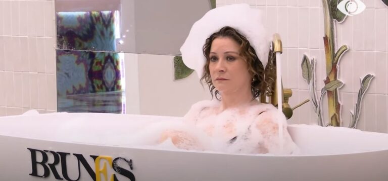 "Më ma ka marrë malli" Egla Ceno në BBV4, mbulohet me shkumë në vaskë