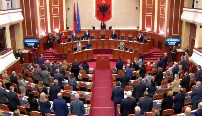 Ndarja nga jeta e ish-deputetit socialist, Kuvendi një minutë heshtje