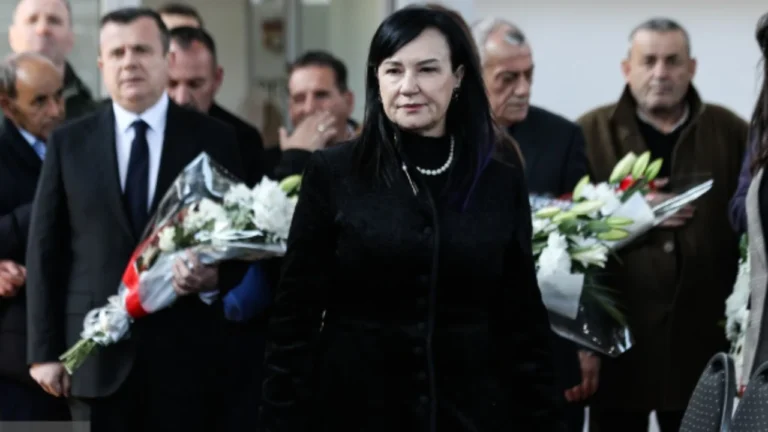 “Ankth i pambarimtë”/ Linda Rama në homazhet për babanë e Thaçit "Ankth i pambarimtë"/ Linda Rama në homazhet për babanë e Thaçit