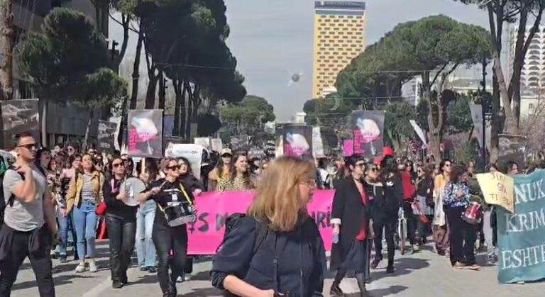 8-Marsi/ Marshim në Tiranë për Ditën e Grave: Mos ma prek lirinë