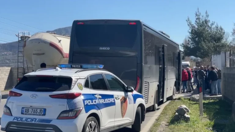 Autobusi merr përpara dy mjete. Raportohet për të plagosur