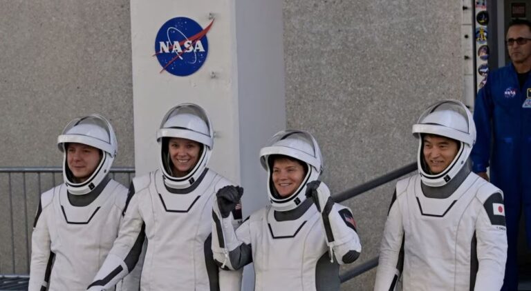 SpaceX shtyn fluturimin për të zëvendësuar astronautët e NASA-s