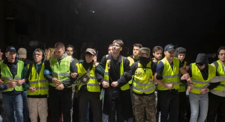 Studentët bllokojnë hyrjet e 2 “TV” në Beograd dhe Novi Sad Studentët bllokojnë hyrjet e dy televizioneve në Beograd dhe Novi Sad