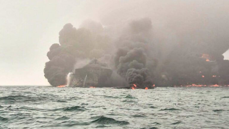 Shpërthim i fuqishëm në mes të detit. Dalin PAMJET