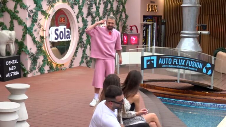 "156 ditë spektakël". Gjesti emocionohet nga surpriza e fansave