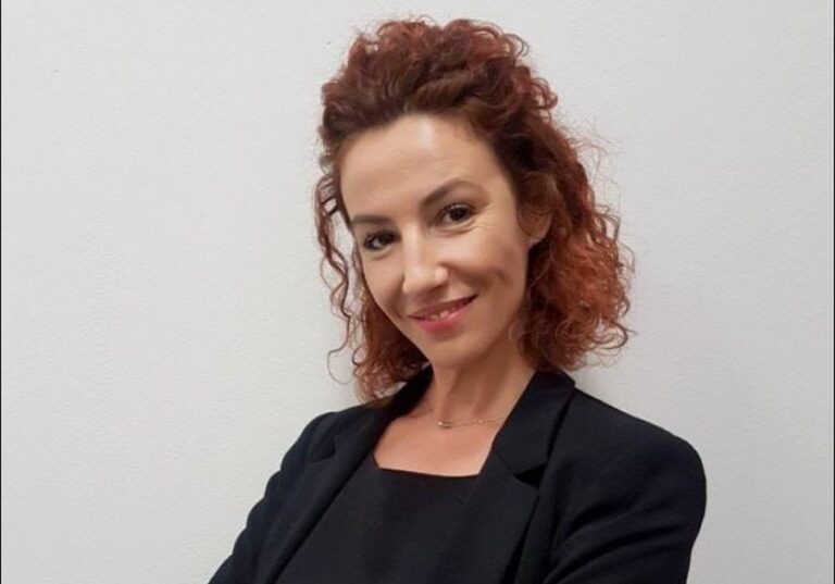 Nga shitëse rrobash në politikë. Julinda Dhame rrëfen sfidat e jetës