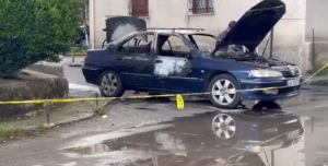 Makina e parkuar përfshihet nga flakët, dyshimet e para