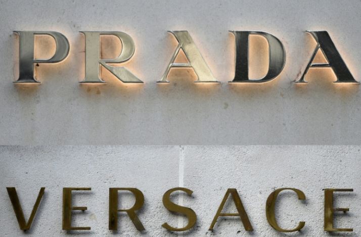 Prada merr nën “sqetull” Versace, ja shuma marramendëse që pagoi Prada merr nën “sqetull” Versace, ja shuma marramendëse që pagoi