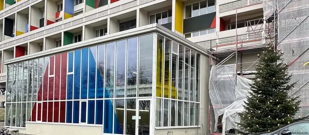 Si është të jetosh në një muze me mure parafabrikat?